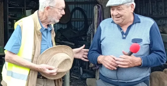 photo  serge bertin, ethnologue et historien, et serge louvarddiscutent à la ferme.  &copy;  le maine libre 