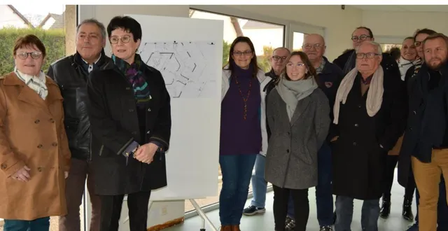 photo  élus et salariées de la communauté de communes des vallées de la braye et de l’anille dans l’entrée de l’espace cowork de bessé-sur-braye.  &copy;  ouest-france 