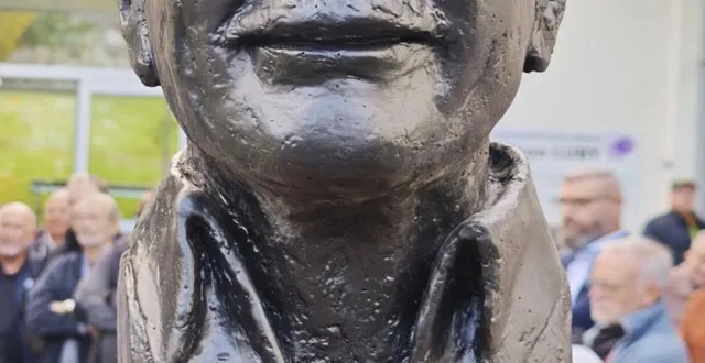 photo  le nouveau buste yvon luby a été présenté aux allonnais  &copy;  ouest-france 