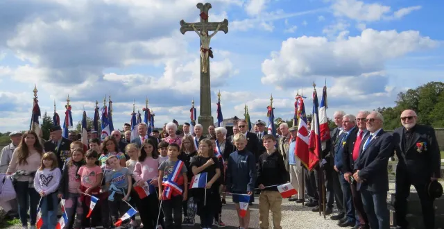 photo beaucoup de monde pour l’hommage au lieutenant louis le bastard avec la présence du souvenir français et des enfants de l’école de lignol accompagnés de leur maîtresse. © ouest-france 