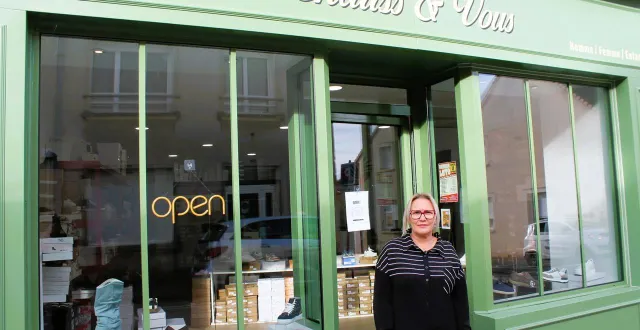 photo  très attendue par les mamertins, l’ouverture de la boutique de sandra propose un large choix de chaussures, dans un espace plus vaste que prévu au départ de son projet.  &copy;  le maine libre 