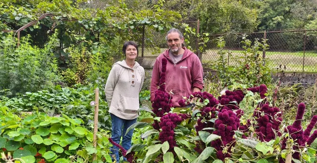 photo  isabelle buain et ronan mellouet dans le magnifique jardin permacole du domaine du gasseau.  &copy;  le maine libre 