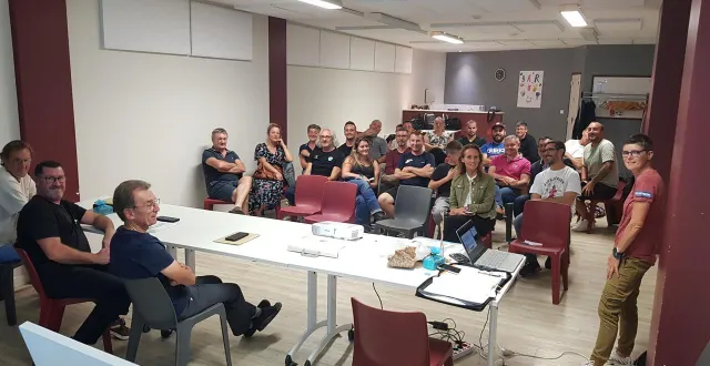 photo  l’assemblée générale du club de tennis et de badminton a rassemblé les licenciés.  &copy;  le maine libre 