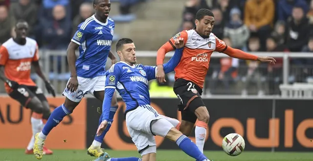 photo  frédéric guilbert (au sol) va donner un coup de main au bayeux fc.  &copy;  thomas bregardis / ouest-france 