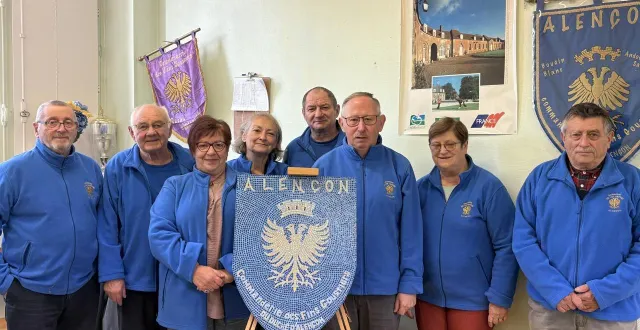 photo  une partie des membres de la confrérie des fins goustiers devant leur emblème.  &copy;  ouest-france 