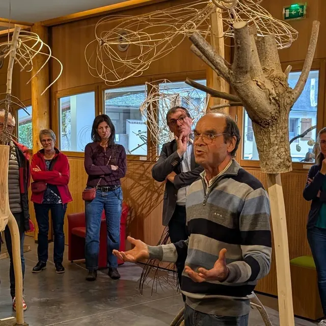 photo dominique mansion expose ses sculptures branchées au bois des trognes à carnuta, à jupilles (sarthe) jusqu’au printemps prochain.  ©  ouest-france