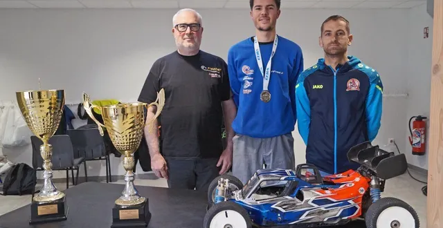 photo  maël beaucher, au centre, arbore fièrement sa médaille de champion d’europe, entouré de vincent, son papa et assistant technique, et de sevan desvoies, le président du mbc 61.  &copy;  ouest-france 