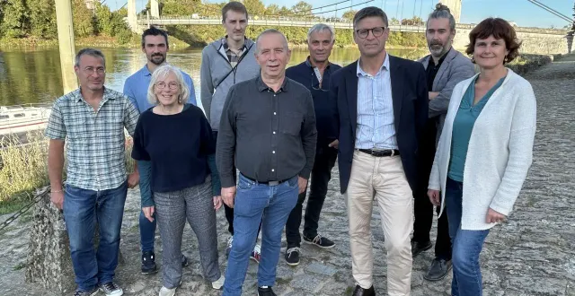 photo  fernando gonçalves (lunettes et veste noire), conseiller municipal de la minorité, annonce sa candidature aux prochaines municipales comme chef de file de la liste chalonnes avec vous. la députée stella dupont n’y figure pas.  &copy;  co – emmanuel poupard 
