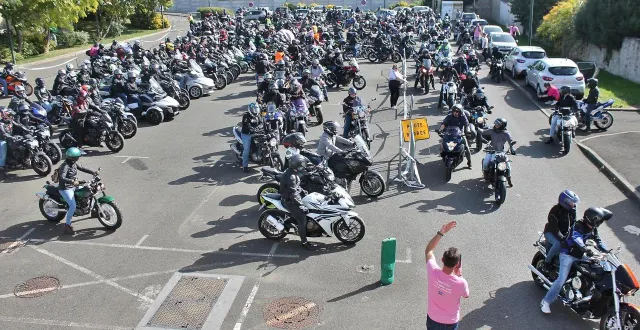 photo  les deux premières éditions du tour de la balade à moto pour octobre rose avaient réuni plus de 300 motards sur le parking à côté de picard motos, à sablé-sur-sarthe.  &copy;  archives ouest-france 