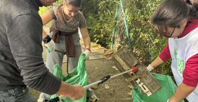 photo  des jeunes de la mfr d’alençon (orne) ont nettoyé la rivière sarthe jeudi 2 octobre 2025.  &copy;  ouest-france 