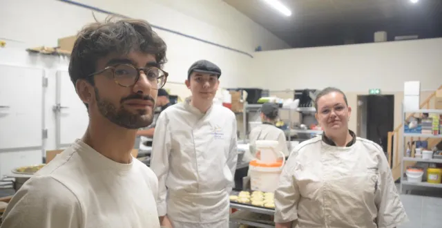 photo  jean dubois, louann quillien et marine valansomme, tous apprentis à la boulangerie des tuffeaux à bagneux participent aux concours de la fête du pain ce week-end à longué-jumelles.  &copy;  antoine humeau 