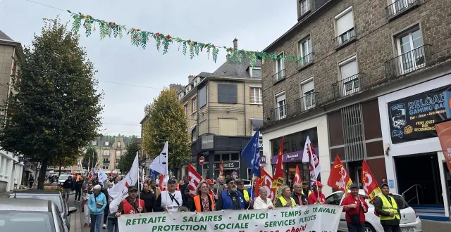 photo  à l’appel de l’intersyndicale, environ 230 manifestants étaient présents ce jeudi 2 octobre 2025 dans les rues de flers (orne), dans le prolongement du mouvement bloquons tout.  &copy;  ouest france 