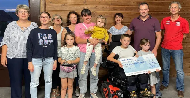 photo  l’association des trois monts entourant alexis (11 ans) atteint d’une amyotrophie spirale et noée, petite fille porteuse de deux anomalies chromosomiques.  &copy;  trois monts 