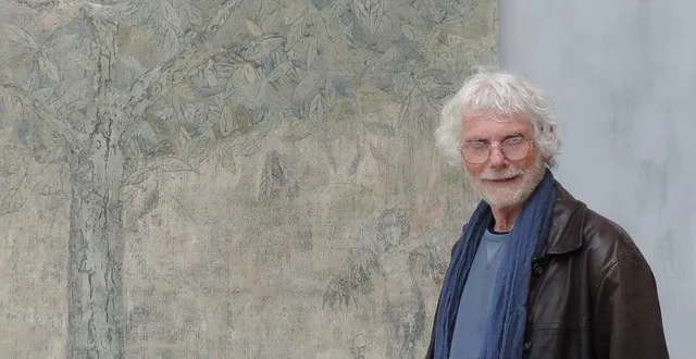 photo  ashley ashford-brown devant un de ses tableaux.  &copy;  ouest-france 