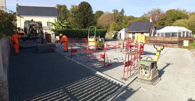 photo  la refonte totale de la place près du bac est en cours avec un aménagement du chemin de halage près de la guinguette.  &copy;  co. 