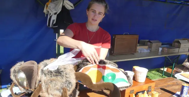 photo  juliette dorizon a confectionné une abeille géante pour expliquer son fonctionnement au public.  &copy;  ouest-france 
