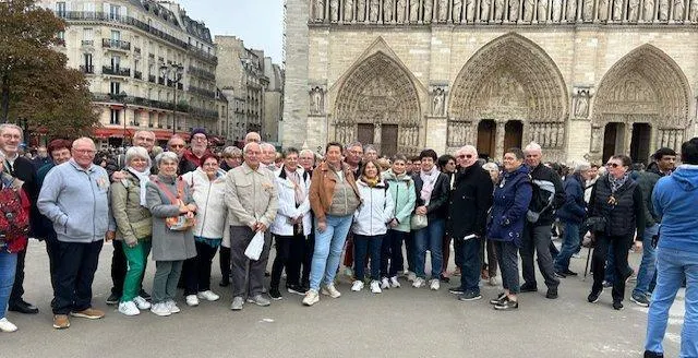 photo  cent personnes ont visité la cathédrale notre dame de paris.  &copy;  comité des fêtes et de loisirs 