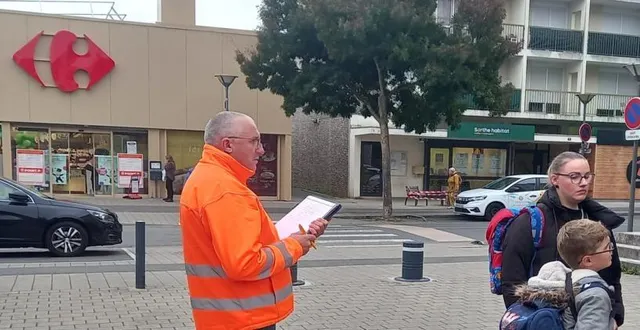 photo  lors de la visite de quartier, les coulainais ont dit accueillir avec plaisir la nouvelle façade du supermarché de la rue de la paix.  &copy;  le maine libre 