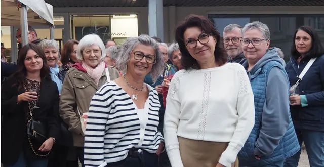 photo  laurence rousseau passe la main à valérie thomelin pour son salon de coiffure brin de coiffure.  &copy;  co 