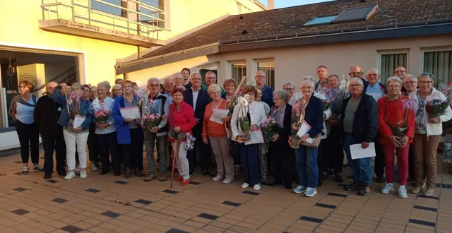 photo  les personnes présentes à la remise des récompenses.  &copy;  co 