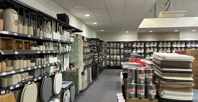 photo  le marché aux affaires propose 2 000 références.  &copy;  family village 