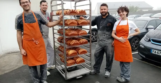 photo  la jeune équipe de la boulangerie au bon pain est à pied d’œuvre pour préparer plusieurs centaines de brioches chaque année.  &copy;  ouest-france 