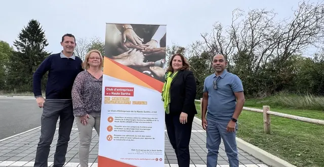 photo  de gauche à droite : david lechat, vice-président, marie-pierre hector, trésorière, sylvie bruon, présidente et subhath thudawe, vice-président.  &copy;  photo transmise par subhath thudawe 