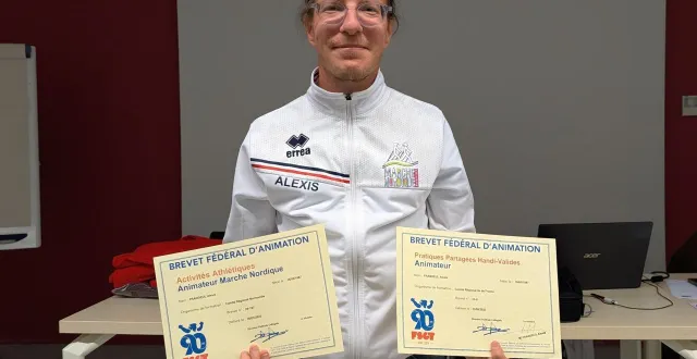 photo  alexis frangeul, diplômes de marche nordique en main.  &copy;  ouest-france 