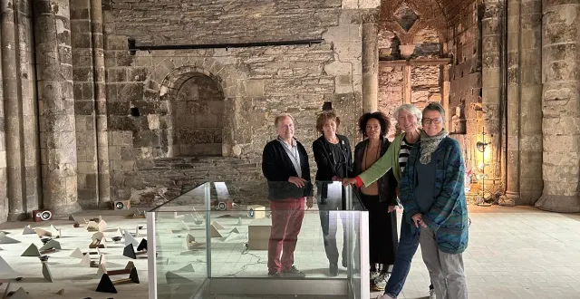 photo  angers, tour saint-aubin, le 24 septembre 2025. claude-henri sellès, commissaire de l’exposition, aux côtés des coprésidentes de l’association ateliers d’artistes, anne lepont, carole nicolas, pascale messina et béatrice corfmat-moulun.  &copy;  co 