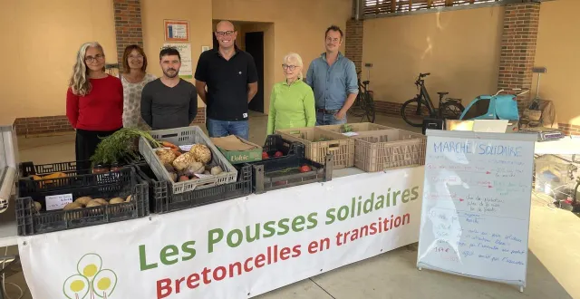 photo  au marché alimentaire solidaire de bretoncelles, les clients apprécient de pouvoir se nourrir de produits bio et locaux, à moindre coût.  &copy;  ouest-france 