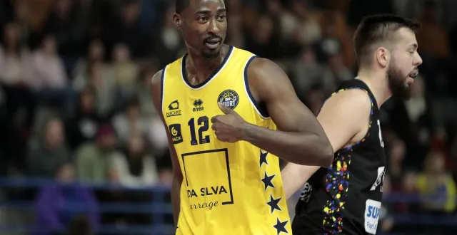 photo  luc louves effectue son retour dans le groupe de l’as niort, qui se rend ce samedi 4 octobre à toulouse.  &copy;  co - benoit felace 