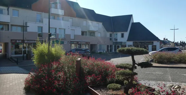 photo  la place des étamines, répartie de part et d’autre de la chaussée, concentre de nombreux commerces dans le centre de changé (sarthe).  &copy;  ouest-france 