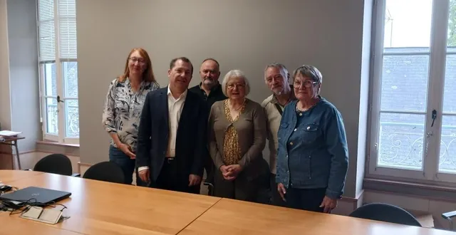 photo  le maire, sébastien gouhier (2e à gauche), a reçu quelques bénévoles du cabas écomméen. olivier duluard (3e en partant de la gauche) est secrétaire du ccas.  &copy;  ouest-france 