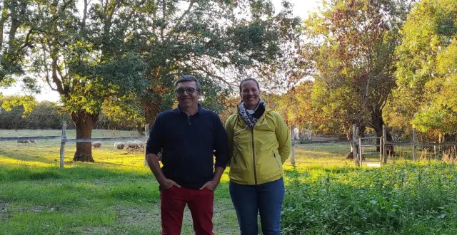 photo  les propriétaires des exploitations et animateurs de ces journées, gilles galopin à la filotière et coraline coutant de la monnière.  &copy;  co 