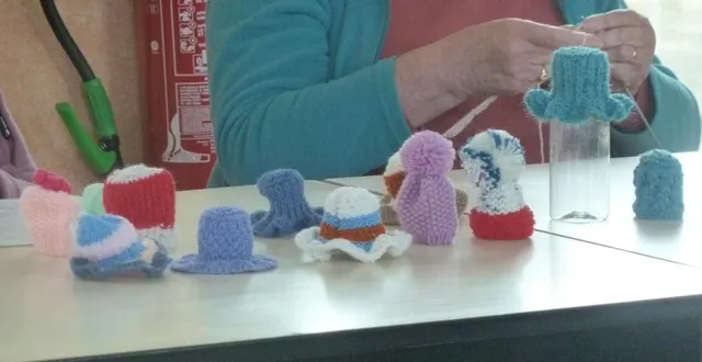 photo  à thouarcé solidarité, on fabrique des bonnets pour l’opération des petits frères des pauvres.  &copy;  co 