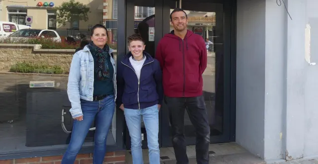photo  bilitis langlois avec sa sœur et son beau-frère qui l’aident dans la reprise de l’épicerie.  &copy;  ouest-france 