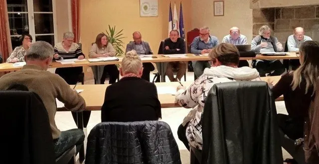 photo  une réunion du conseil qui a sollicité l’attention soutenue de tous les conseillers.. 