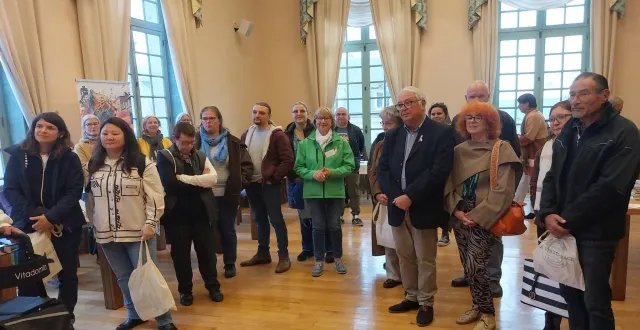 photo  les nouveaux habitants, accueillis par des élus et en présence de plusieurs responsables d’associations.  &copy;  ouest-france 