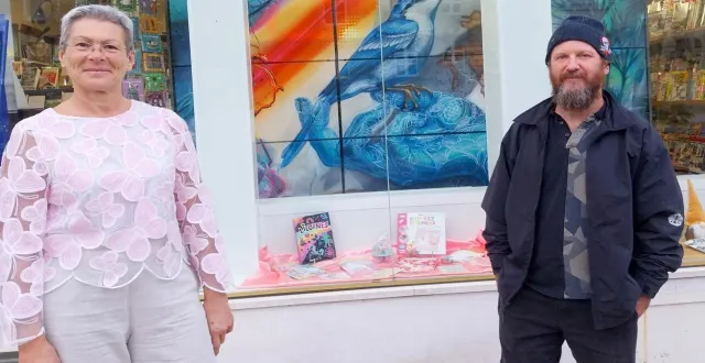 photo  sophie guillemot, gérante de la maison de la presse et bertrand godard, l’artiste ayant réalisé la fresque.  &copy;  ouest-france 