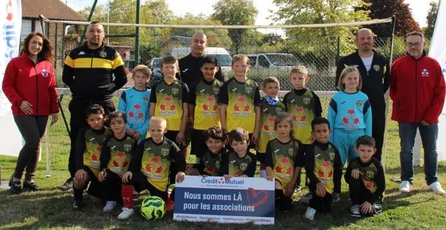 photo  lors de la remise des maillots et des shorts par le crédit mutuel aux enfants des équipes u7 et u9 de l’école de football.  &copy;  ouest-france 