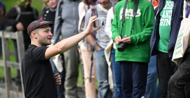 photo  identification d’espèces avec un animateur du parc.  &copy;  arnaud lerondeau 