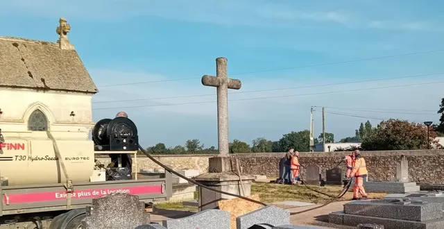 photo  les trois employés municipaux et la société kabelis ont déposé dans le cimetière via un tuyau relié à une cuve, le produit sur le sol qui permettra l’encensement du cimetière.  &copy;  le maine libre 