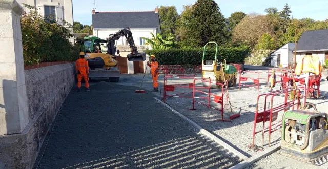 photo  les habitants connaîtront de meilleures conditions de circulation dans la rue du bac pour accéder à la mayenne, au camping et à la guinguette.  &copy;  ouest-france 