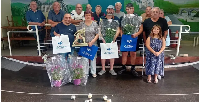 photo  samedi 20 septembre, à mazé, la société du milieu accueillait la finale du challenge des mini-boules, qui se jouait en cinq allers-retours. près de vingt équipes y ont participé. l’équipe constituée de marie-thé garreau et david pirard de la menitré a remporté la victoire, face à jérôme gilbert et son fils du loiron, sur le score de 12 à 2. l’équipe de mickaël abgrall complète le podium.  &copy;  co 