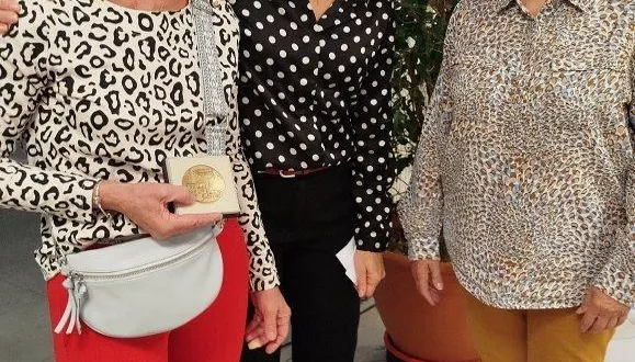 photo  l’aide cuisinière de la résidence soleil-de-loire, isabelle perrault (à gauche), a reçu la médaille de la ville des mains de marie-madeleine monnier, maire de chalonnes (à droite), pour 32 années de service ; au centre dorothée gourdon, la directrice de la résidence.  &copy;  ouest-france 