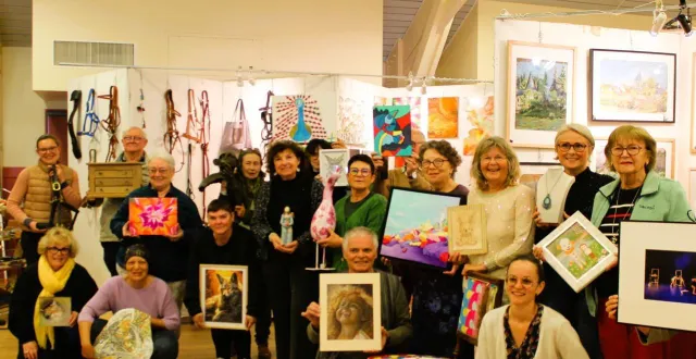 photo  les membres du bureau du centre culturel et exposants réunis à la salle jean-de-la fontaine, présentant fièrement la diversité de leurs créations.  &copy;  le maine libre 