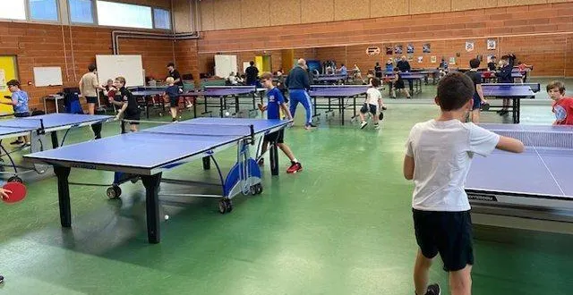 photo  l’entraînement de tennis de table a débuté. la salle qui lui est destinée au gymnase accueille huit tables.  &copy;  le maine libre 