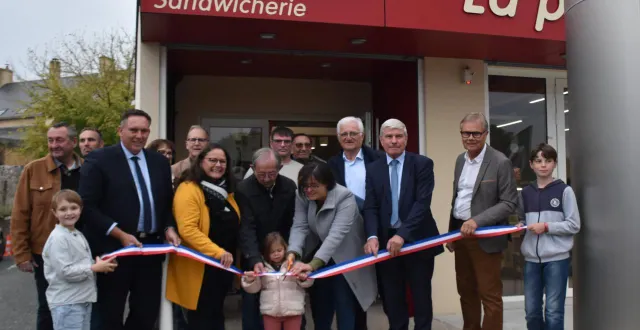 photo  vendredi, la boulangerie la pause du boul’en gée, située 10, rue du tramway, et un parking ont été officiellement inaugurés par les élus.  &copy;  ouest-france 