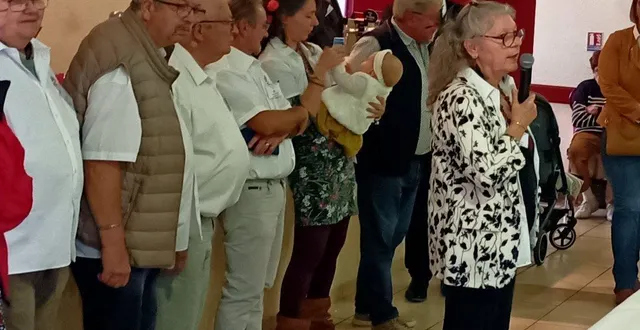 photo  ghislaine flotté, au micro, s’est félicitée de la réussite de ce rendez-vous artistique.  &copy;  ouest-france 