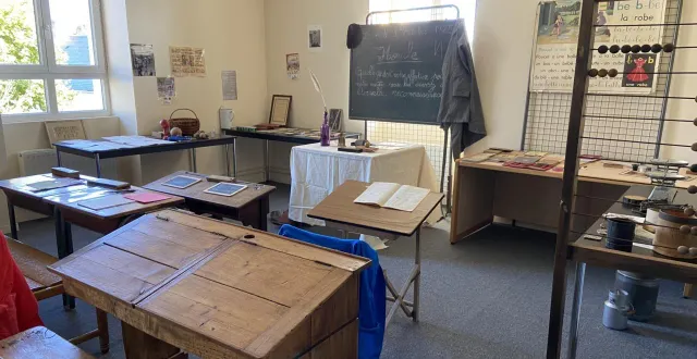 photo  à l’étage de la bibliothèque, le public peut faire un bond dans le temps en pénétrant dans une salle de classe d’époque.  &copy;  ouest-france. 